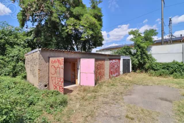 Prodej garáže 22 m2 v žádané lokalitě Praha 6, ulice Pod Paťankou, Praha
