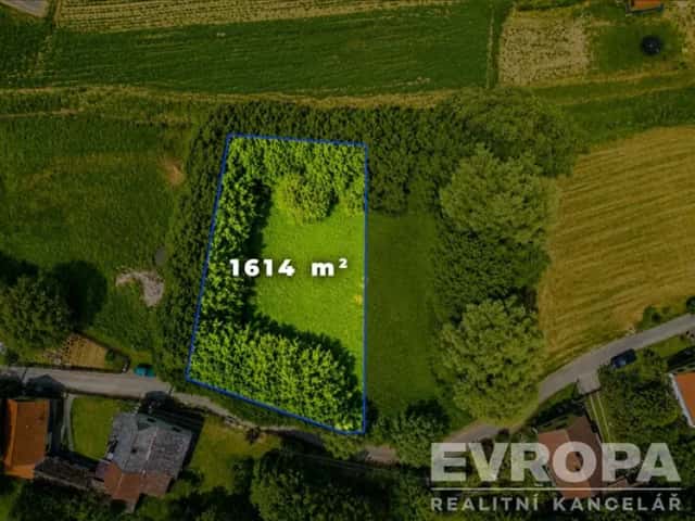 Stavební pozemek 1 614 m2 v Sendražicích u Smiřic – klidná lokalita, soukromí a výborná dostupnost, Sendražice, okres Hradec Králové