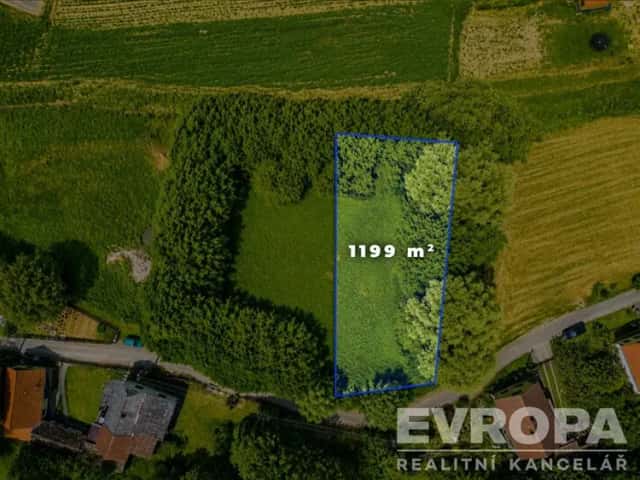 Stavební pozemek 1 199 m2 v Sendražicích u Smiřic – klidná lokalita, soukromí a výborná dostupnost, Sendražice, okres Hradec Králové