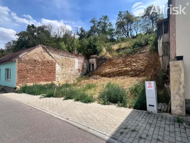 Prodej stavebního pozemku 423 m2 k okamžité výstavbě, sítě přivedeny, Miroslav, okres Znojmo