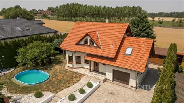 MODERNÍ RODINNÝ DŮM S BAZÉNEM – DOBROČOVICE, Dobročovice, okres Praha-východ