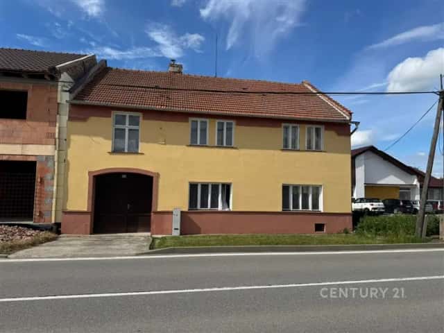 Dům s výhledem nejen na Pražský hrad a Karlštejn, ale také na Maltu a Libyi, Vrchoslavice, okres Prostějov