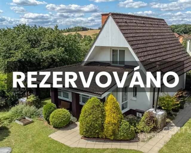 Moderní rodinný dům 4+kk se zahradou 822 m2 – jen 5 minut od Mladé Boleslavi v klidné lokalitě Bojetice, Dobrovice, okres Mladá Boleslav