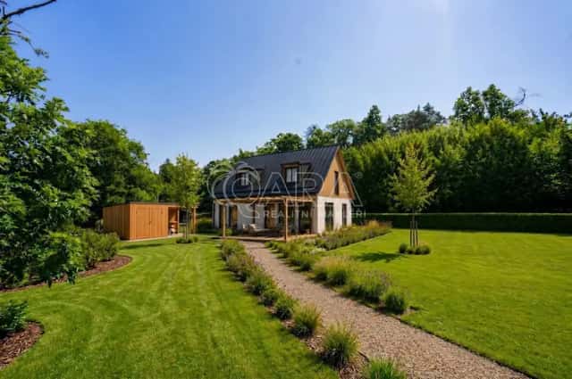 Slunný stavební pozemek 814 m2 pro bydlení i investici - Kařez u Hořovic, Kařez, okres Rokycany