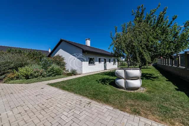 Zděný bungalov s letní kuchyní, zahradou a garáží, Vojkovice, okres Mělník