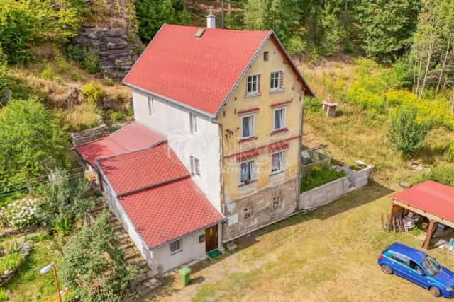 Rodinný dům s přímým vstupem do lesa, velkorysým zázemím a potenciálem dalšího bydlení, Podhradí, okres Cheb