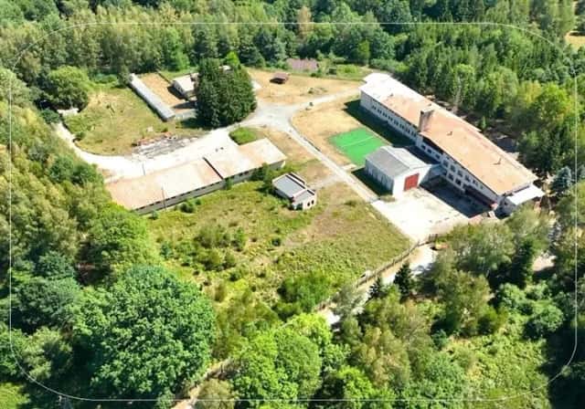 Soubor komerčních objektů s pozemky 23.342 m2 v uzavřeném areálu přírodní lokality „Dubina“., Libá, okres Cheb