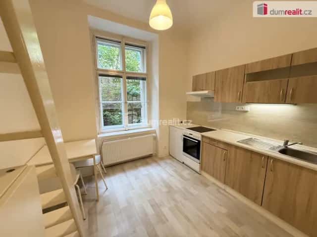 Pronájem bytu 1+kk 22 m2 po rekonstrukci P5 Smíchov zařízený cihla, Kmochova, Praha