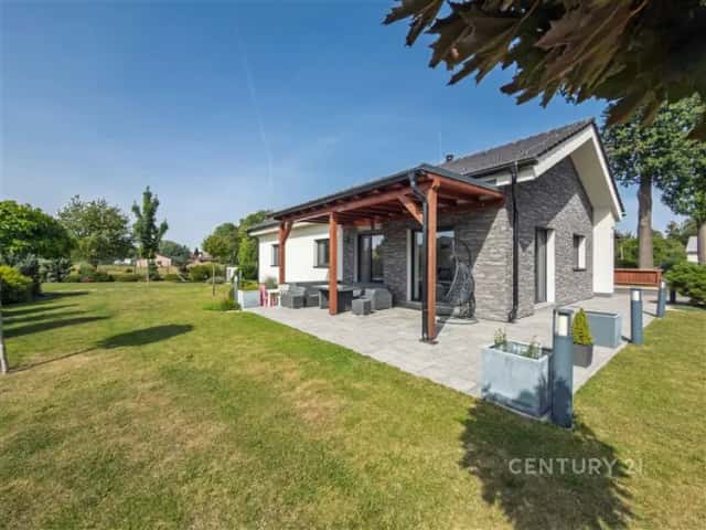 Prodej moderního nízkoenergetického bungalovu 4+kk s velkým pozemkem, bazénem a garáží – Sedlnice (okr. Nový Jičín)., Sedlnice, okres Nový Jičín
