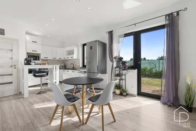 Úsporný dům 4+kk se dvěma koupelnami a pozemkem 731 m2, Bystřice, okres Benešov