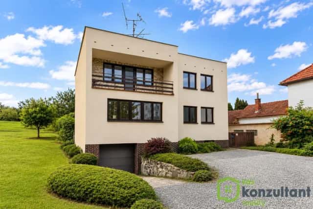Rodinný dům se dvěma bytovými jednotkami 3+1, garáží a pozemkem 2 133 m2, Střelice u Brna, Ant. Smutného, Střelice, okres Brno-venkov