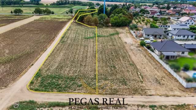 Výjimečný pozemek 3 390 m2 pro bydlení v obci Hrádek u Znojma, Hrádek, okres Znojmo