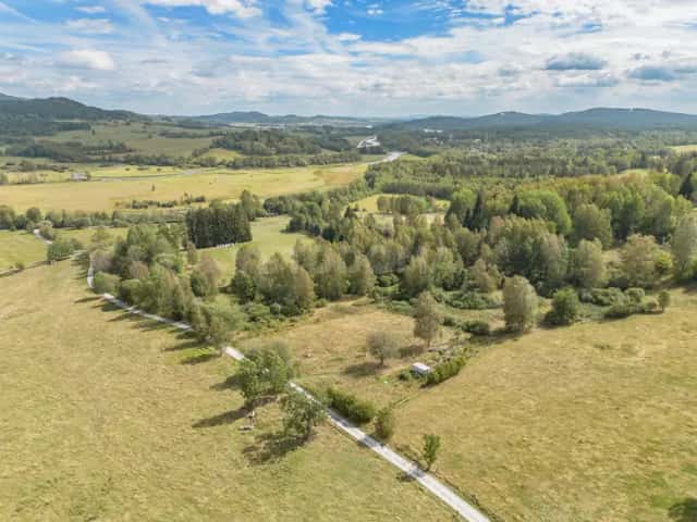 Jedinečný stavební pozemek 2 451 m2, Nová Pec – Šumava (Vlastní vrt, elektřina & soukromí)., Nová Pec, okres Prachatice