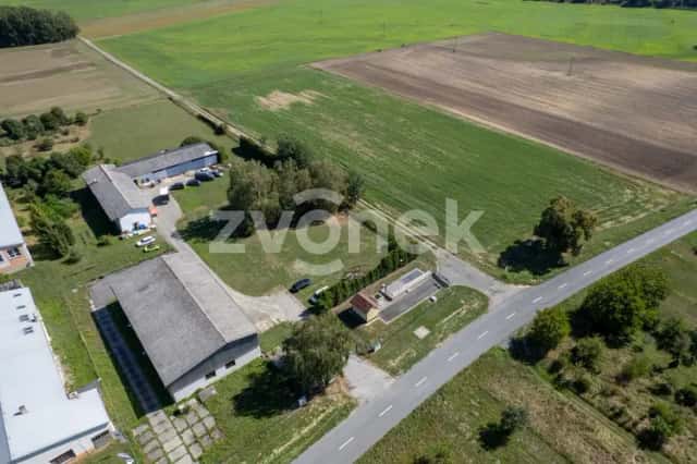 Prodej areálu s pozemkem 24 000 m2, kancelářskou budovou a skladovou halou – Plešovec, Chropyně, okres Kroměříž