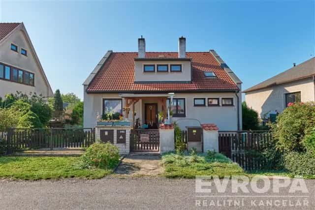 Prostorný rodinný dům s krásnou zahradou v Lovčicích, Lovčice, okres Hradec Králové