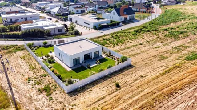 Ideální stavební pozemek o výměře 1230 m2 v klidné lokalitě s výbornou dostupností do Brna 20 minut od Brna., Hrušovany u Brna, okres Brno-venkov