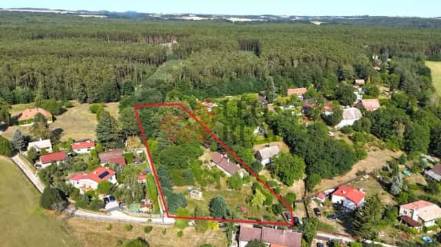 Prodej výjimečného pozemku 4 460 m2 s možností výstavby 2 600 m2 + rozestavěná stavba + možnost dělení až na 3 parcely, Liběchov, okres Mělník