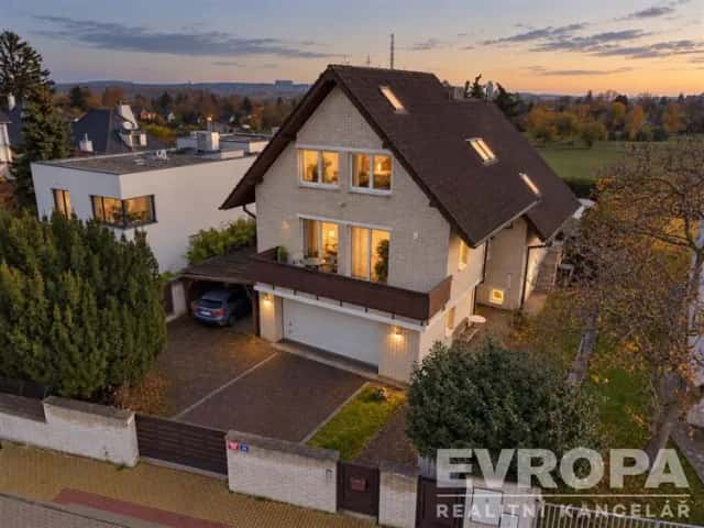 Prodej RD, 7+1, pozemek 769 m2, sklep, garáž, bazén, Praha 6, Armádní, Praha