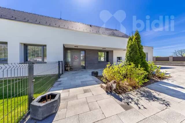 Prodej moderní novostavby s vnitřním bazénem a saunou, pozemek 1341 m², Horoměřice, Na Výsluní, Horoměřice, okres Praha-západ