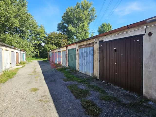 Prodej Garáže 18 m2, lokalita u Kauflandu - Mělník, Bezručova, Mělník