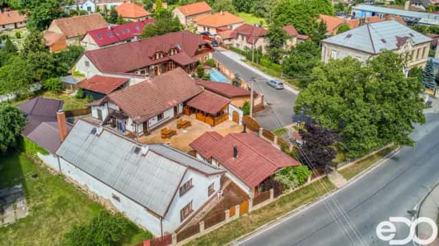 Rodinný dům s restaurací, letním barem a velkým zázemím v Hradešíně, Hradešín, okres Kolín
