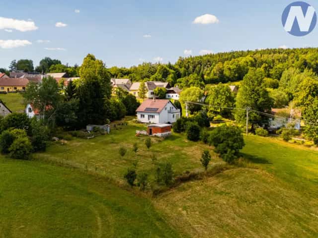Prodej rodinného domu s garáží a pozemky o výměře 2 312 m2 – Jelemek, Nebahovy I od 1.9.2026, Nebahovy, okres Prachatice