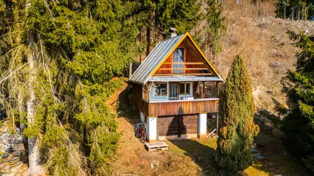 Dolce u Trutnova, prodej chaty s vlastním pozemkem 936 m2, na okraji rekreačního areálu, Trutnov