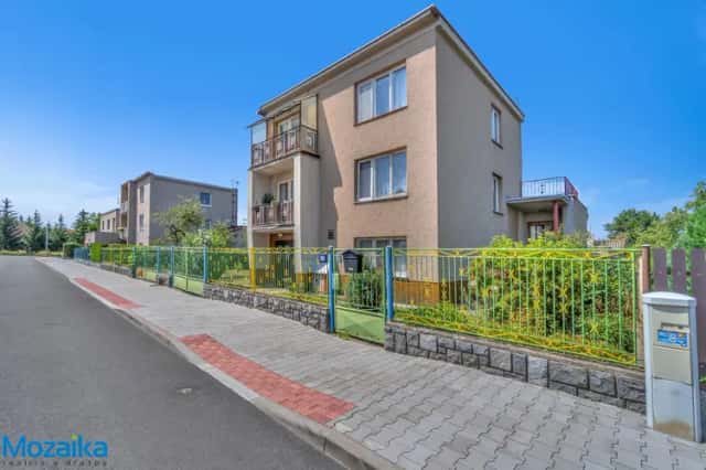 Rodinný dům se dvěma byty, garáží a zahradou Pardubice - Dražkovice, Pardubice