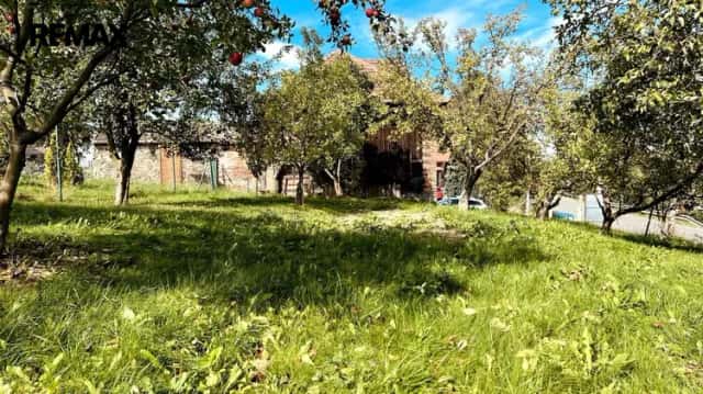 Stavební parcela se stodolou a garáží, navazující ovocná zahrada a vlastní studna., Holetín, okres Chrudim