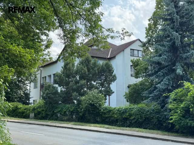Prodej komerční budovy cca 1 551 m2 s pozemky 3 040 m2, Kunovice, Osvobození, Kunovice, okres Uherské Hradiště