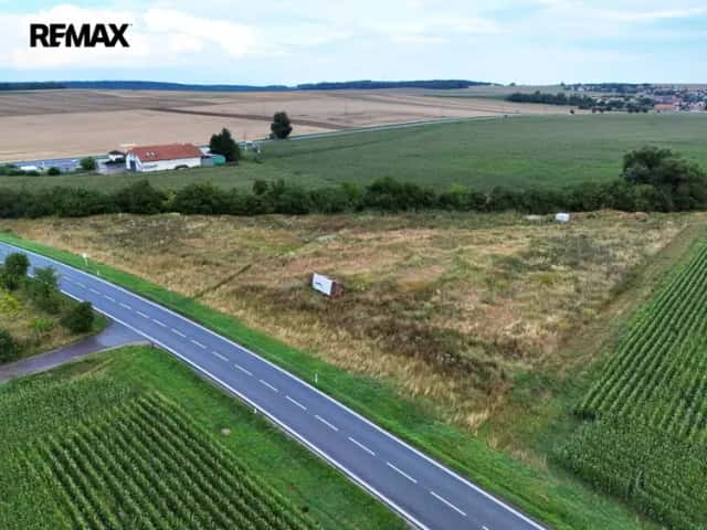 Komerční pozemek se Stavebním povolením a projektem, 9212 m2, Kuchařovice u Znojma, Kuchařovice, okres Znojmo
