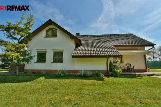 Prodej velmi pěkného zděného domu 4+kk s bazénem, dvougaráží s dílnou Zvíkov u Boharyně., Boharyně, okres Hradec Králové