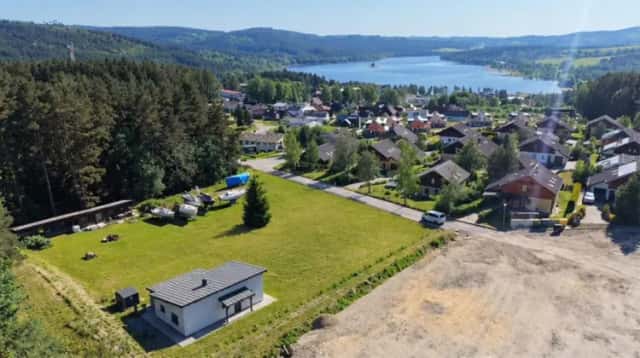 Prodej pozemku o výměře 699 m2 v Lipně nad Vltavou – příležitost spojit bydlení, rekreaci i investiční projekt., Lipno nad Vltavou, okres Český Krumlov