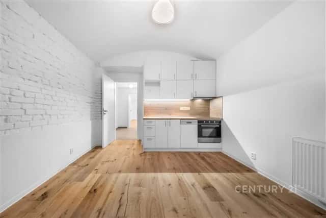 Moderní ateliér 2+kk s anglickým dvorkem, Nusle, Sezimova, Praha 4
