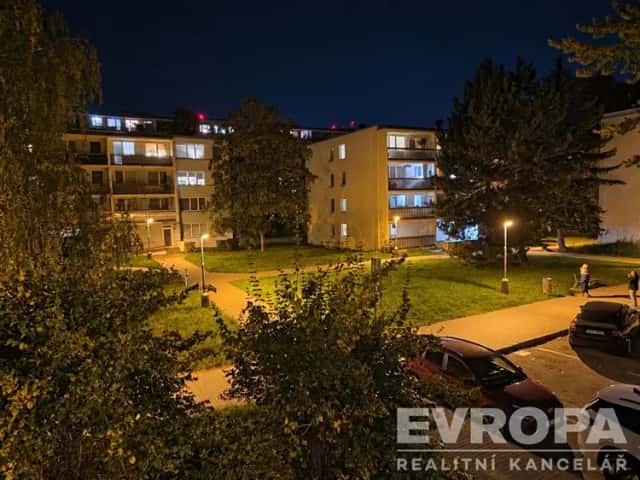 3+kk s lodžií na Střížkově: místo pro rodinu i práci z domova, Harrachovská, Praha 9