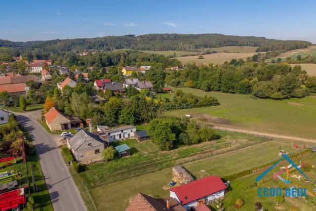 Prodej rodinného domu s pozemky 2 377 m2, sadem, studnou a hospodářským zázemím – Oráčov u Rakovníka, Oráčov, okres Rakovník