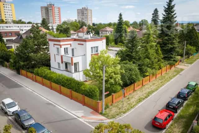 Vila v Malšovicích se 3 byty, zahradou, bazénem a 2 garážemi - Hradec Králové, Fučíkova, Fučíkova, Hradec Králové