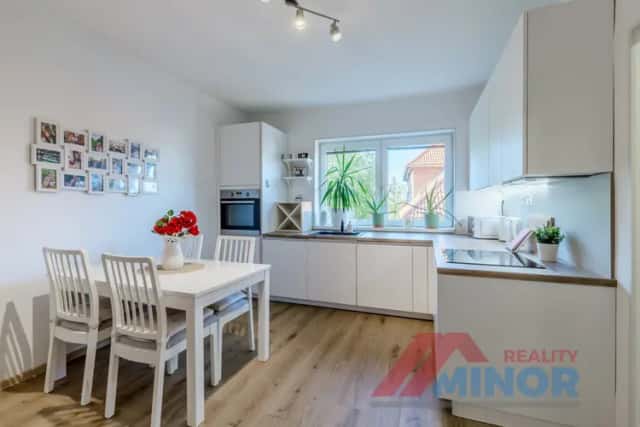 Prodej pěkného bytu po celkové rekonstrukci, 1+1, 50 m2, 2. patro, cihlový dům, ul. Sladkovského, Buštěhrad, Buštěhrad, okres Kladno