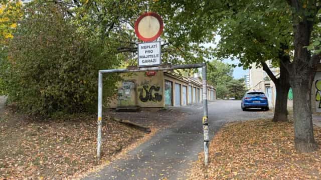 P-10, Malešice, řadová zděná garáž včetně pozemku, elektřina, ihned volná, Praha