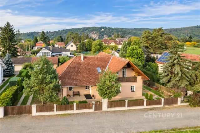 Prostorný rodinný dům (220 m2 ) se zahradou (812 m2 ), dvojgaráží a soukromím na okraji obce Hradištko Rajchardov, V Klících, Hradištko