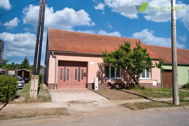 Prodej rodinného domu s uzavřeným dvorem a zahradou s možností výstavby - Čejkovice, okr. Znojmo, Čejkovice, okres Hodonín
