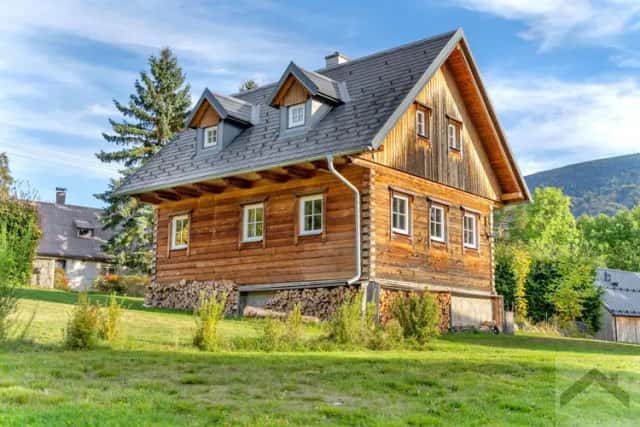 Roubenka na okraji obce Bílý Potok v Jizerských horách, Bílý Potok, okres Liberec