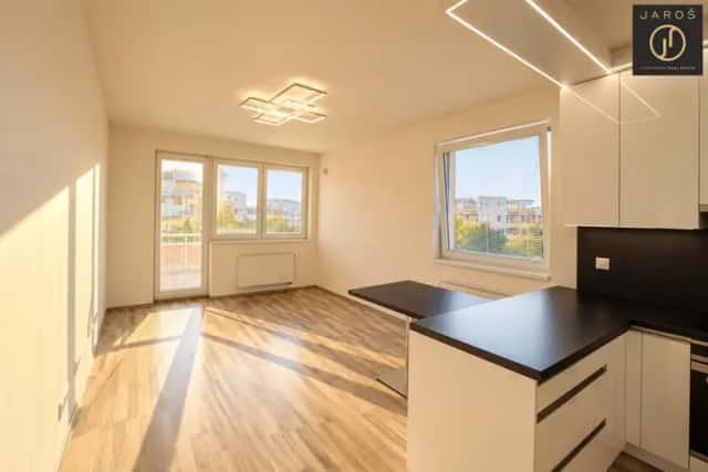 Pronájem bytu 3+kk s balkonem a 2 parkovacími stáními, Praha 9 – Kyje, Sicherova, Praha