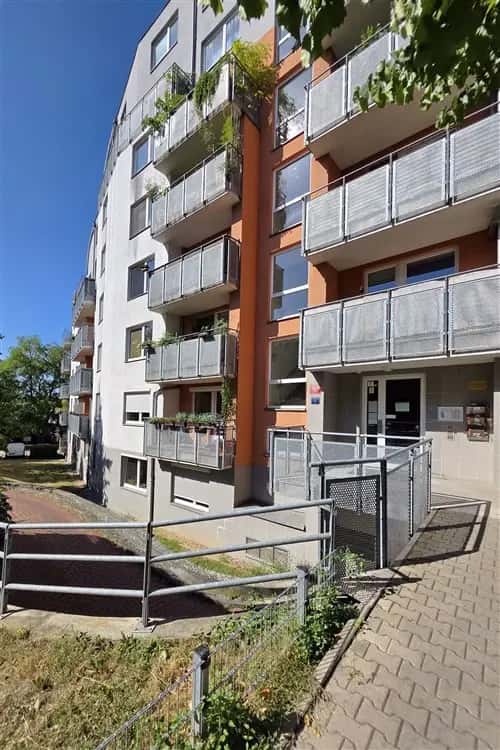 Byt 1+1 s balkónem, 45 m2, garážové stání, sklep, Praha - Záběhlice., Ve slatinách, Praha 10