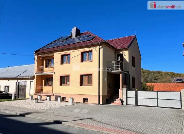 Prodej domu se dvěma byty (4+kk a 3+1) a garážemi v Pašovicích, Pašovice, okres Uherské Hradiště