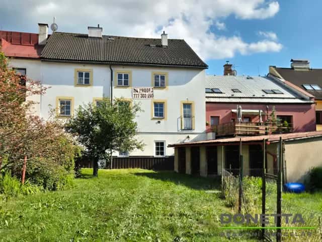 Prodej historického bytového domu v centru Police nad Metují s komerčními prostory na pozemku 749 m2, U Opatrovny, Police nad Metují, okres Náchod