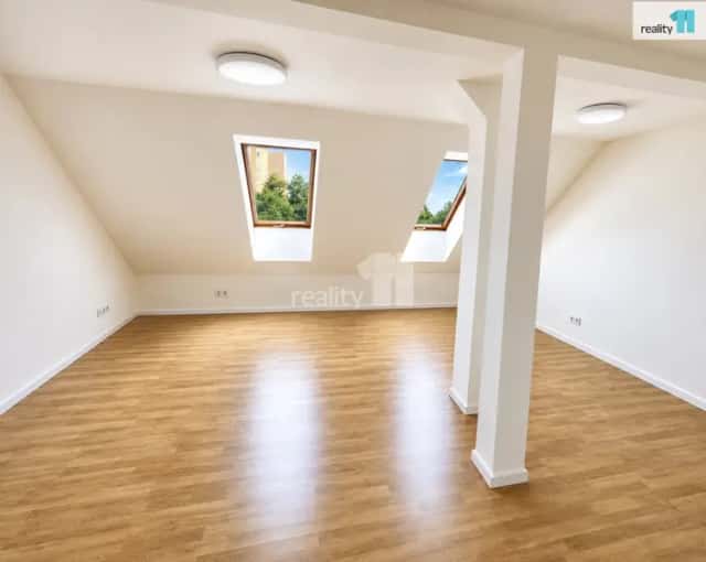 Světlý mezonet 3+kk, 72,3 m po renovaci | Praha 9 – Hrdlořezy, Českobrodská, Praha