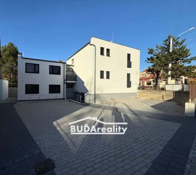 Pronájem kanceláře 12 m2, Otrokovice, bezbariérový vstup, možnost parkování, tř. Osvobození 1075, Otrokovice, okres Zlín