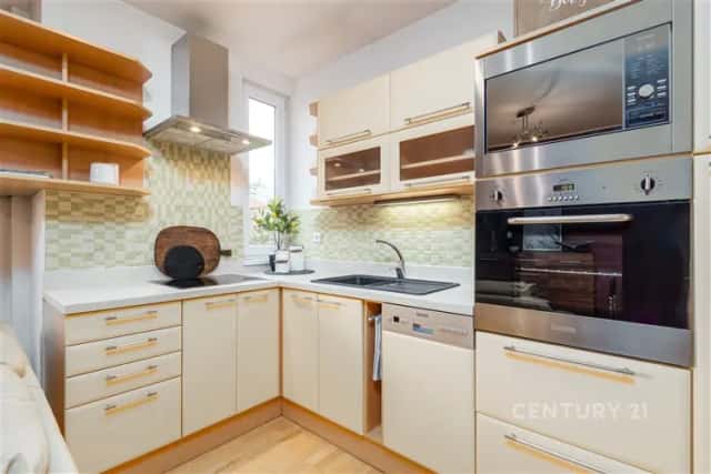 Pronájem krásného mezonetového bytu 2+kk s balkonem a výhledem, Jabloňová, Praha 10