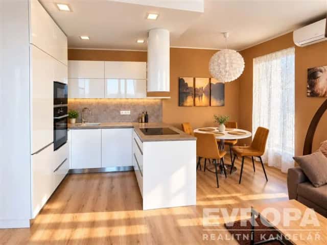 Světlý byt 3+kk s balkonem, Nad úžlabinou, Praha 10